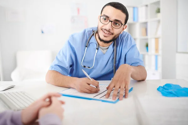 Retrato Jovem Médico Oriente Médio Usando Óculos Sentados Mesa Escritório — Fotografia de Stock