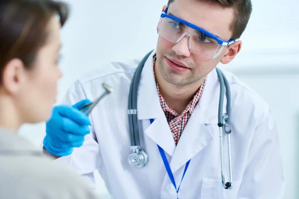 Retrato Del Joven Médico Que Prepara Para Examinar Paciente Clínica — Foto de Stock