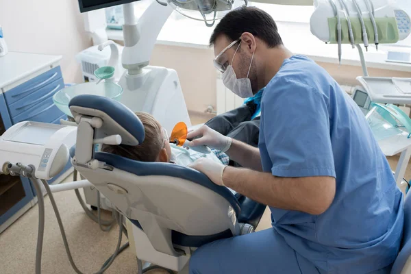 Modern Kliniğinde Diş Sandalyede Oturan Küçük Çocuk Diş Tedavi Diş — Stok fotoğraf