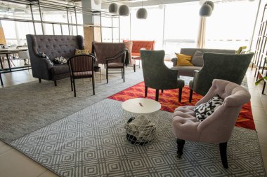 Konforlu kanepe ve sandalyelerile modern iş salonu