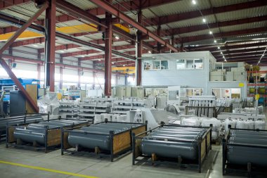 İnşaat için malzeme yığınları olan boş fabrika atölyesinin geniş açı çekimi, kopyalama alanı