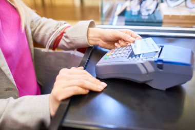 Alışveriş merkezi veya kafede Nfc teknolojisini kullanarak kredi kartı yla ödeme yapan tanınmayan genç kadının yakın çekim, fotokopi alanı