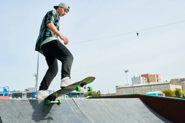 Modern genç adam kaykay parkta rampa üzerinde Longboard stunts yapıyor tam uzunlukta portre, kopya alanı