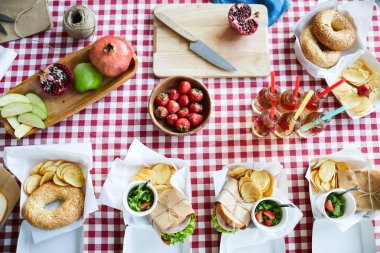 Üstten Görünüm tablonun arka planını rustik piknik veya yaz partisi, sağlıklı aperatifler ve limonata içecekler, kopya alanı odaklanmak için ayarla gıda ile