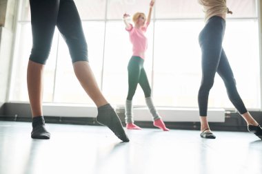 Yan görünümü düşük bölümü tanınmayan genç kadınların bale pratik grubunun güneşli dans stüdyosunda, kopya alanı taşır