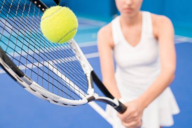 Kapalı mahkeme, kopya alanı spor oynarken tanınmayan tenis oyuncusu raketi ile topa vurmak yakın
