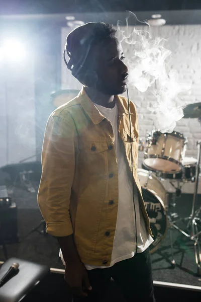 Midja Upp Porträtt Samtida Afro Amerikanen Besätta Smoking Band Repetitionen — Stockfoto