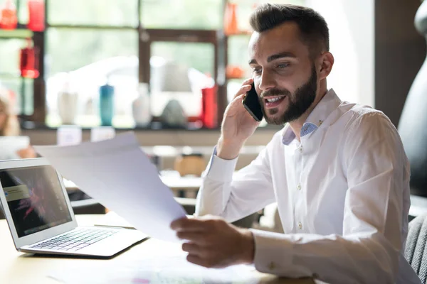 Portret Van Knappe Bebaarde Zakenman Dragen Wit Overhemd Spreken Telefoon — Stockfoto