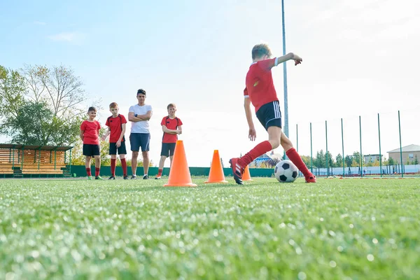 Pełna Długość Portret Junior Football Team Szkolenia Zewnątrz Świetle Słonecznym — Zdjęcie stockowe