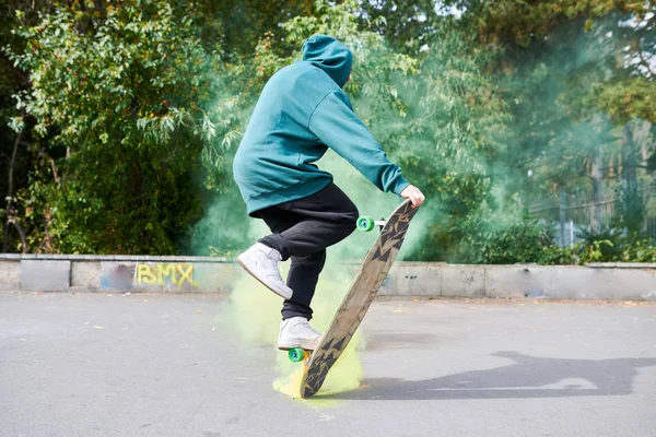 Портрет Невідомого Молодого Чоловіка Який Робить Трюки Скейтборді Зеленому Димі — стокове фото