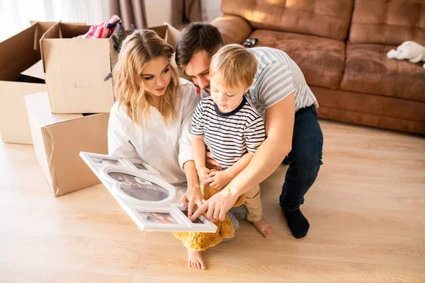 High Angle Portrait Happy Family Showing Photos Little Son While — Stock Photo, Image