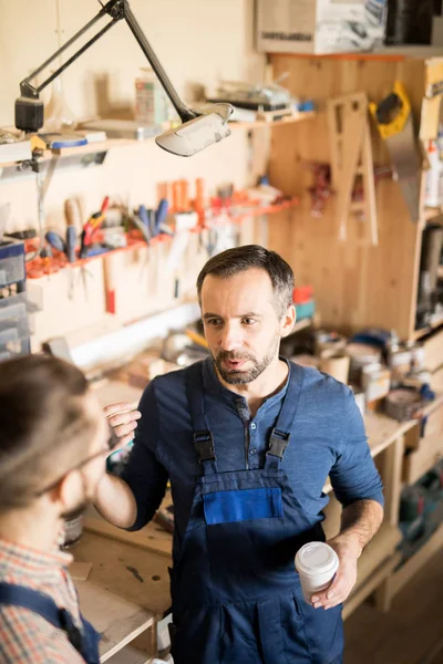 Ritratto Angolo Alto Operaio Maturo Che Parla Con Apprendista Piedi — Foto Stock