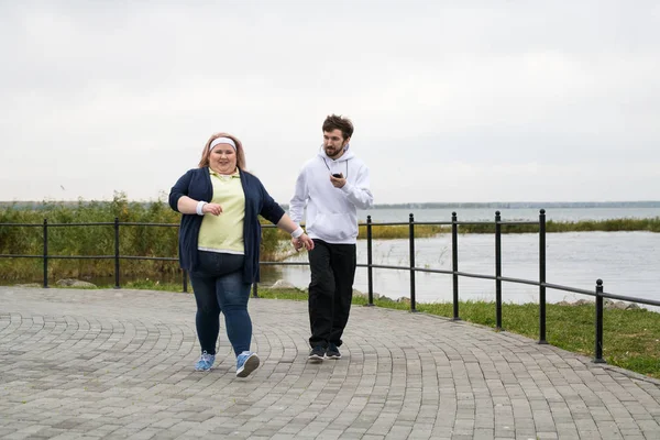 Retrato Cuerpo Entero Mujer Con Sobrepeso Corriendo Aire Libre Con — Foto de Stock