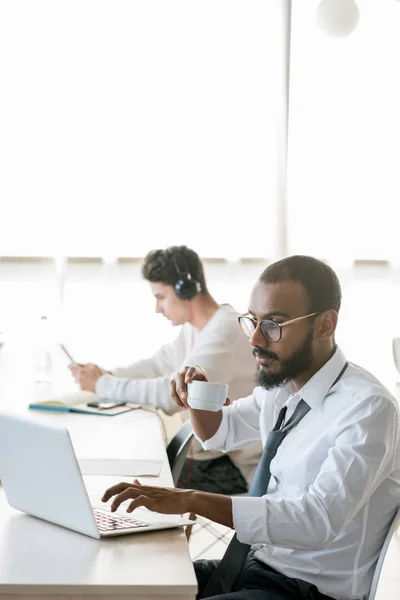 Gerentes Multiétnicos Ocupados Concentrados Que Trabajan Una Oficina Espacio Abierto — Foto de Stock