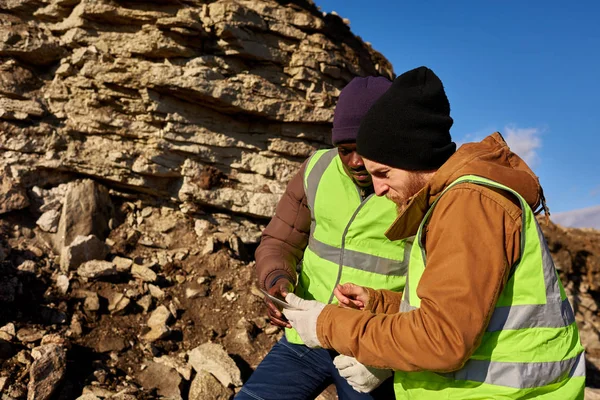 Biri Afrikalı Şantiye Açık Havasindeki Mineral Madenlerini Inceleyen Dijital Tablet — Stok fotoğraf