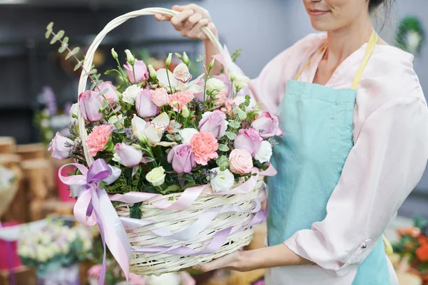 Retrato Sección Media Florista Femenina Irreconocible Sosteniendo Cesta Flores Con — Foto de Stock