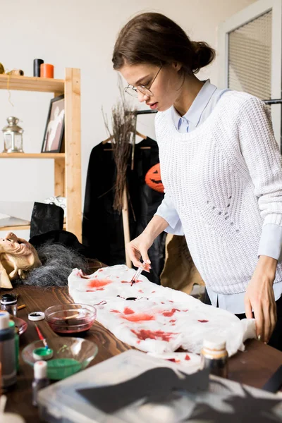 Serieuze Geconcentreerde Kleding Ontwerper Trui Staande Tafel Dropping Verf Van — Stockfoto