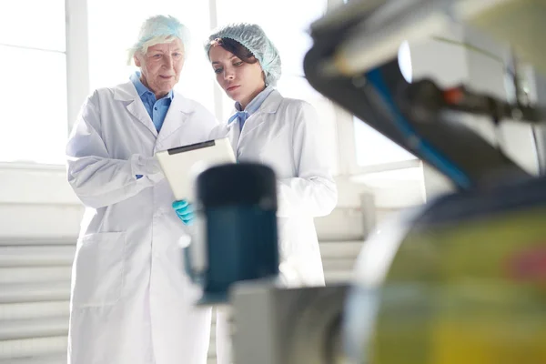 Retrato Del Trabajador Fábrica Senior Que Usa Una Bata Blanca — Foto de Stock