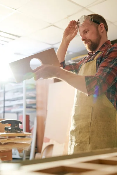 Jonge Timmerman Zoek Naar Net Afgewerkte Houten Detail Met Concentratie — Stockfoto