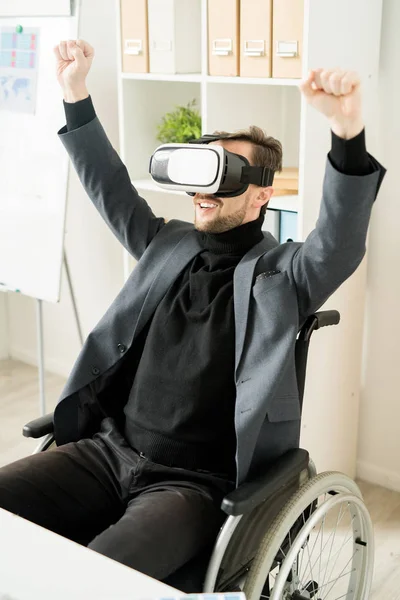 Gehandicapte Zakenman Zittend Rolstoel Kantoor Het Dragen Van Virtual Reality — Stockfoto