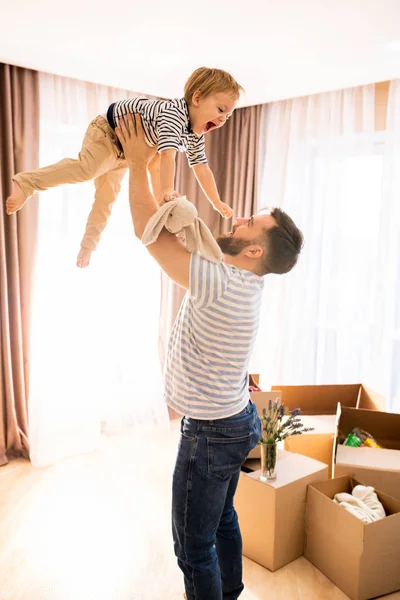 Retrato Padre Feliz Jugando Con Hijo Lanzándolo Aire Mientras Disfrutan —  Fotos de Stock