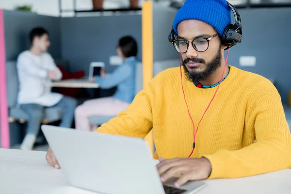 Hombre Serio Concentrado Oriente Medio Joven Con Barba Bigote Con — Foto de Stock