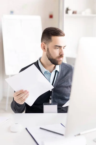 Zijaanzicht Portret Van Bezette Kantoormedewerker Documenten Tijdens Het Gebruik Van — Stockfoto