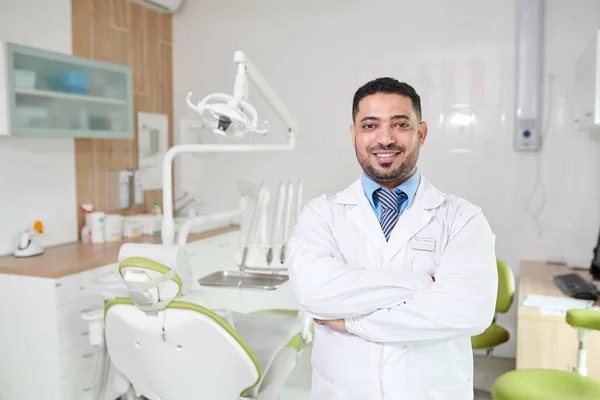 Taillenhoch Porträt Eines Zahnarztes Aus Dem Mittleren Osten Der Büro — Stockfoto