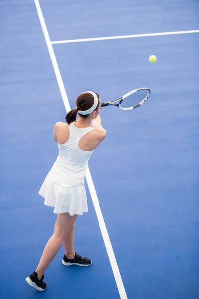 女性のテニス選手の高アングルの肖像法廷での試合中にボールを提供し コピースペース — ストック写真