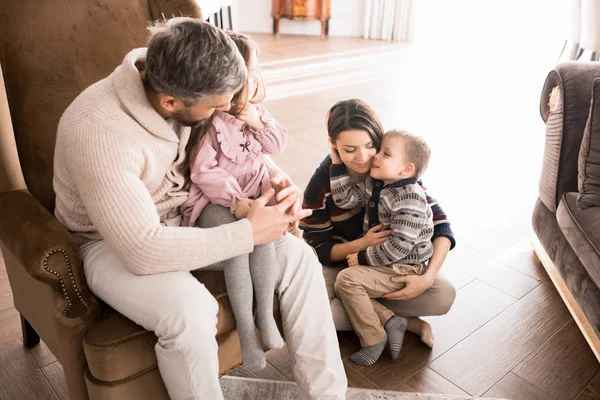 Retrato Familia Feliz Jugando Con Dos Niños Adorables Sala Estar —  Fotos de Stock