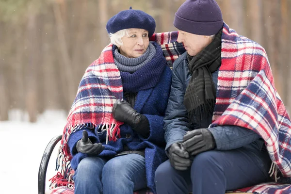 Πορτρέτο Της Αγάπης Ηλικιωμένων Ζευγάρι Κάθονται Στο Πάγκο Στο Χειμώνα — Φωτογραφία Αρχείου
