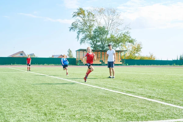 Retrato Chicos Adolescentes Corriendo Sprints Durante Clase Campo Fútbol Aire — Foto de Stock