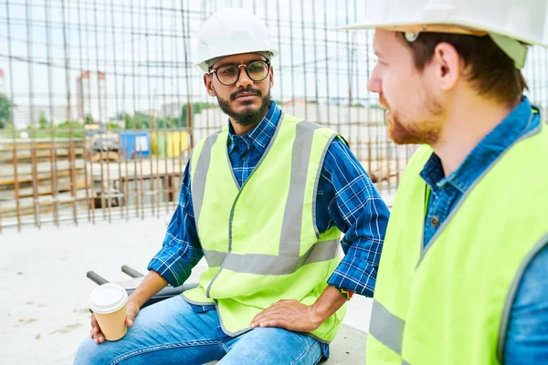 Portret Van Twee Arbeiders Dragen Hard Hoeden Chatten Tijdens Koffiepauze — Stockfoto