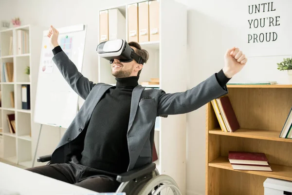 Jonge Zakenman Zit Rolstoel Virtual Reality Bril Zwaaien Handen Kantoor — Stockfoto
