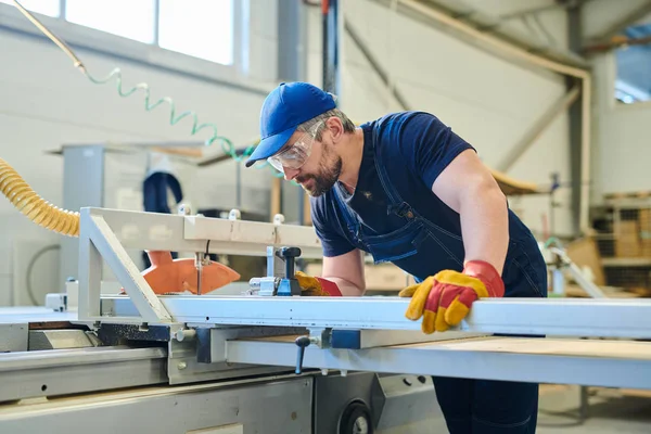 Trabalhador Barbudo Jovem Concentrado Sério Fábrica Móveis Usando Tampa Azul — Fotografia de Stock