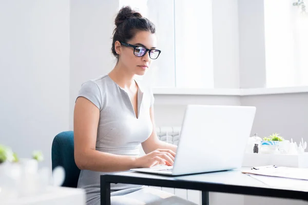 Retrato Bela Jovem Mulher Usando Óculos Usando Laptop Sentado Mesa — Fotografia de Stock