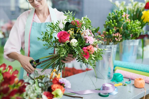 Vista Cosecha Mujer Sonriente Arreglo Ramo Flores Tienda — Foto de Stock