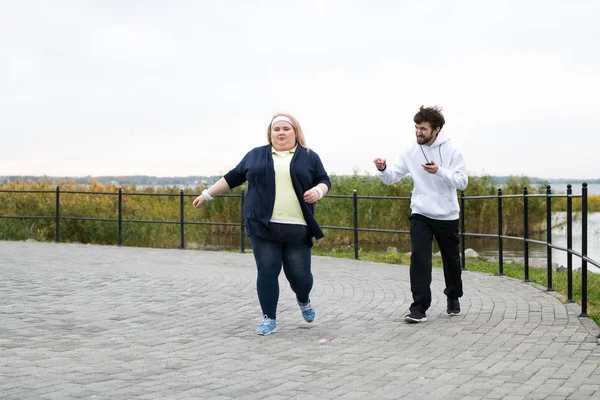 Retrato Larga Duración Una Mujer Joven Obesa Corriendo Aire Libre — Foto de Stock