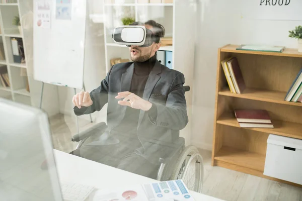 Gehandicapte Zakenman Met Virtual Reality Apparaat Aan Tafel Kantoor — Stockfoto