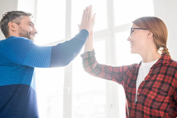 Alegre Éxito Jóvenes Startuppers Ropa Casual Pie Oficina Moderna Contra — Foto de Stock