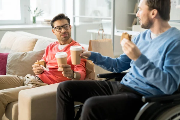 Giovane Uomo Affari Abiti Casual Seduto Sul Divano Bere Caffè — Foto Stock