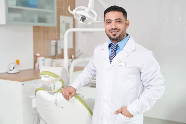 Ritratto Vita Del Dentista Mediorientale Che Posa Ufficio Sorridendo Alla — Foto Stock