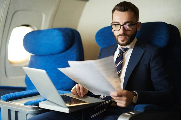 Retrato Hombre Negocios Barbudo Guapo Leyendo Documento Trabajando Mientras Disfruta — Foto de Stock