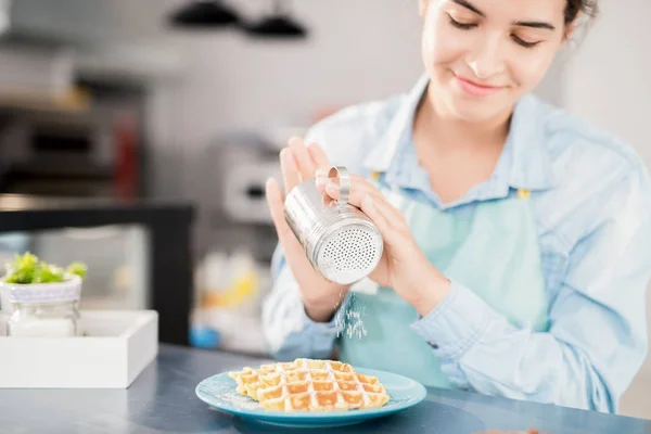 Porträtt Leende Ung Kvinna Hälla Kanel Och Strösocker Över Färska — Stockfoto