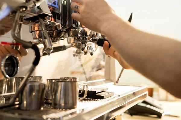 Close Barista Masculino Irreconhecível Cerveja Café Usando Máquina Café Expresso — Fotografia de Stock