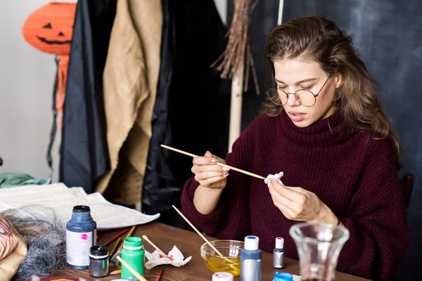 Serieuze Geconcentreerde Jonge Vrouw Ronde Brillen Zittend Aan Tafel Het — Stockfoto