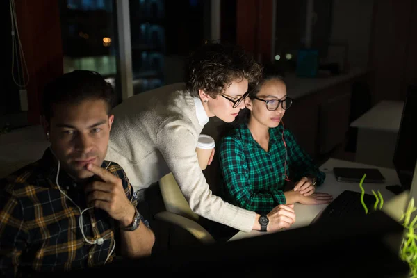 Grupo Tres Jóvenes Que Trabajan Juntos Oficina Oscura Tarde Noche — Foto de Stock