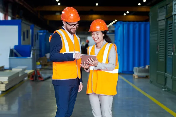 Porträtt Kvinnlig Fabriksarbetare Pratar Med Affärsman Som Bär Hardhat Medan — Stockfoto