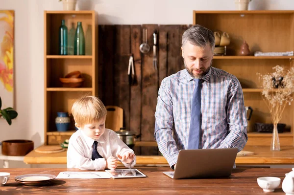 Grave Occupato Piccolo Figlio Camicia Bianca Cravatta Piedi Tavola Utilizzando — Foto Stock