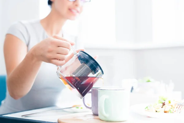 Närbild Oigenkännlig Ung Kvinna Hälla Svart Från Glas Vattenkokare Medan — Stockfoto